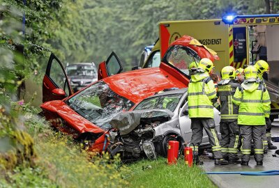 Vollsperrung nach schwerem Unfall in Westsachsen: Zwei Schwerverletzte - Vollsperrung nach schweren Unfall in Westsachen. Foto: Andreas Kretschel