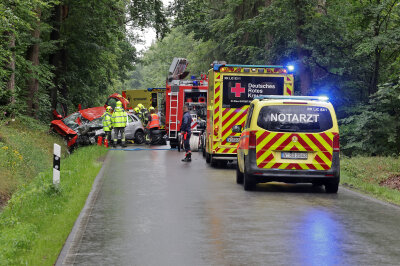 Vollsperrung nach schwerem Unfall in Westsachsen: Zwei Schwerverletzte - Vollsperrung nach schweren Unfall in Westsachen. Foto: Andreas Kretschel