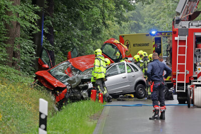 Vollsperrung nach schwerem Unfall in Westsachsen: Zwei Schwerverletzte - Vollsperrung nach schweren Unfall in Westsachen. Foto: Andreas Kretschel