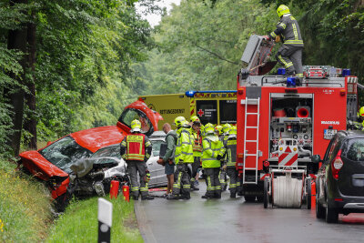 Vollsperrung nach schwerem Unfall in Westsachsen: Zwei Schwerverletzte - Vollsperrung nach schweren Unfall in Westsachen. Foto: Andreas Kretschel