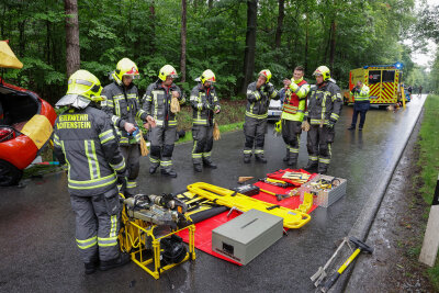 Vollsperrung nach schwerem Unfall in Westsachsen: Zwei Schwerverletzte - Vollsperrung nach schweren Unfall in Westsachen. Foto: Andreas Kretschel