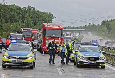 Vollsperrung nach Unfall auf A4: PKW kollidiert mit Transporter - 3Die A4 musste aufgrund eines Unfalls vollgesperrt werden. Foto: Andreas Kretschel