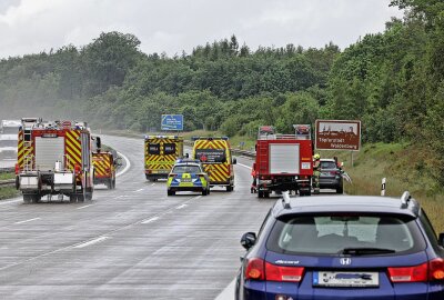 Vollsperrung nach Unfall auf A4: PKW kollidiert mit Transporter - Die A4 musste aufgrund eines Unfalls vollgesperrt werden. Foto: Andreas Kretschel