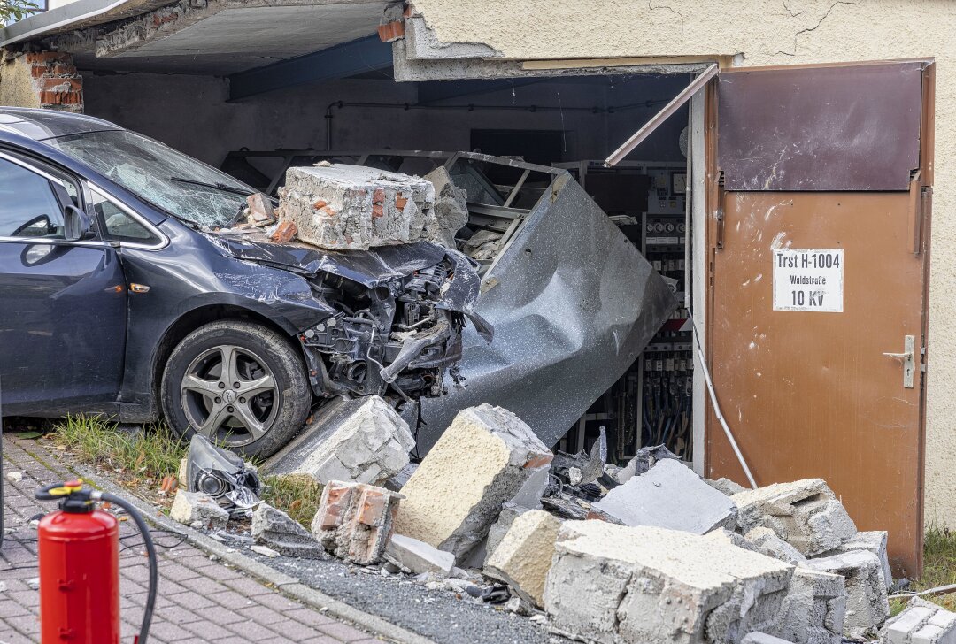 Vollsperrung nach Unfall im Erzgebirge: Auto kracht in Trafohäuschen - Der Fahrer eines Opels befuhr am Mittwoch gegen 14.45 Uhr die Zwönitzer Straße von Zwönitz kommend in Richtung Geyer. Foto: Bernd März