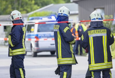 Vollsperrung nach Unfall im Erzgebirge: Auto kracht in Trafohäuschen - Der Fahrer eines Opels befuhr am Mittwoch gegen 14.45 Uhr die Zwönitzer Straße von Zwönitz kommend in Richtung Geyer. Foto: Bernd März