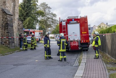 Vollsperrung nach Unfall im Erzgebirge: Auto kracht in Trafohäuschen - Der Fahrer eines Opels befuhr am Mittwoch gegen 14.45 Uhr die Zwönitzer Straße von Zwönitz kommend in Richtung Geyer. Foto: Bernd März