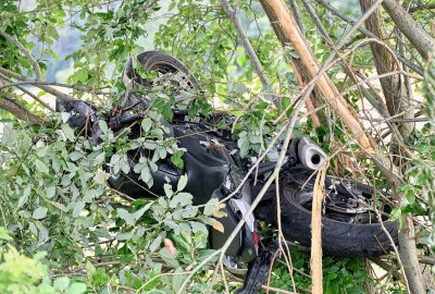 Vollsperrung nach Unfall in Schwarzenberg: Motorrad kommt von Straße ab und landet in Baum - Wie der Motorradfahrer von der Fahrbahn abkam, ist noch unklar. Foto: Niko Mutschmann