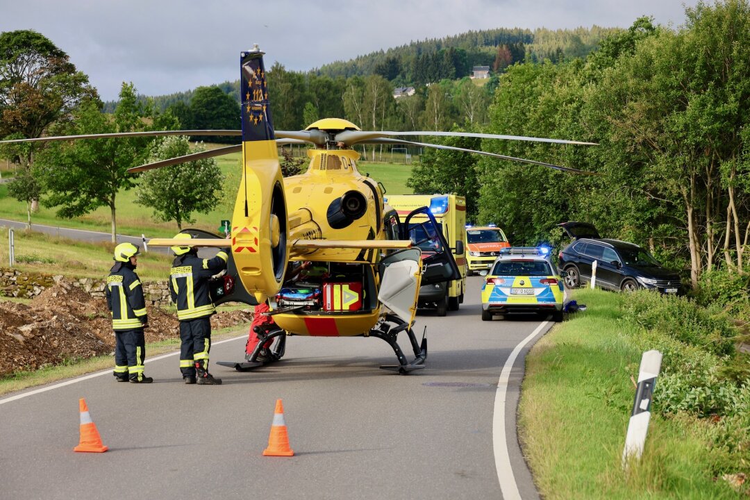 Vollsperrung nach Unfall in Schwarzenberg: Motorrad kommt von Straße ab und landet in Baum - Der Rettunghubschrauber hat den Verletzten in ein Krankenhaus geflogen. Foto: Niko Mutschmann