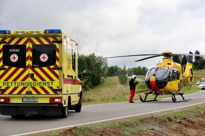 Vollsperrung nach Unfall in Schwarzenberg: Motorrad kommt von Straße ab und landet in Baum - Rettungskräfte waren im Einsatz. Niko Mutschmann