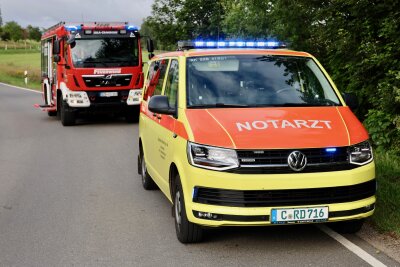 Vollsperrung nach Unfall in Schwarzenberg: Motorrad kommt von Straße ab und landet in Baum - Rettungskräfte waren im Einsatz. Niko Mutschmann