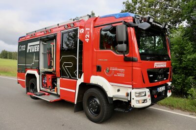 Vollsperrung nach Unfall in Schwarzenberg: Motorrad kommt von Straße ab und landet in Baum - Rettungskräfte waren im Einsatz. Niko Mutschmann