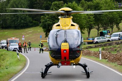 Vollsperrung nach Unfall in Schwarzenberg: Motorrad kommt von Straße ab und landet in Baum - Rettungskräfte waren im Einsatz. Niko Mutschmann