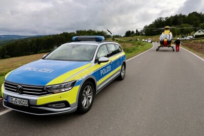 Vollsperrung nach Unfall in Schwarzenberg: Motorrad kommt von Straße ab und landet in Baum - Rettungskräfte waren im Einsatz. Niko Mutschmann