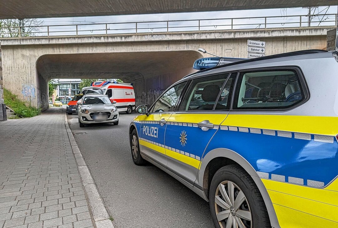 Vollsperrung: Schwerverletzte Person nach Brückensturz in Flöha - Die Augustusburger Straße in Flöha ist voll gesperrt. Foto: Erik Hoffmann