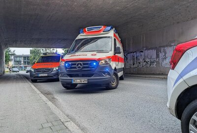 Vollsperrung: Schwerverletzte Person nach Brückensturz in Flöha - Gegen 14 Uhr kam es am Mittwochnachmittag auf der Augustusburger Straße in Flöha zu einem schweren Unfall. Foto: Erik Hoffmann