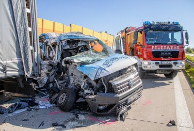 Vollsperrung: Tödlicher Unfall auf A72 im Erzgebirge - Auf der A72 in Richtung Hof hat sich am Dienstagmorgen ein schwerer Verkehrsunfall ereignet. Foto: André März