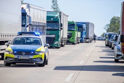 Vollsperrung: Tödlicher Unfall auf A72 im Erzgebirge - Die Autobahn ist voll gesperrt. Es bildete sich ein kilometerlanger Rückstau. Foto: André März