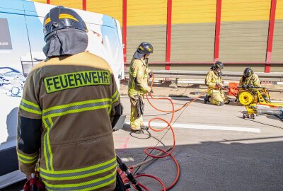 Vollsperrung: Tödlicher Unfall auf A72 im Erzgebirge - Einsatzkräfte Vorort. Foto: André März