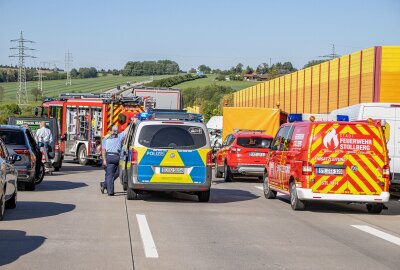 Vollsperrung: Tödlicher Unfall auf A72 im Erzgebirge - Die Autobahn ist voll gesperrt. Es bildete sich ein kilometerlanger Rückstau. Foto: André März