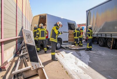 Vollsperrung: Tödlicher Unfall auf A72 im Erzgebirge - Einsatzkräfte vor Ort. Foto: André März