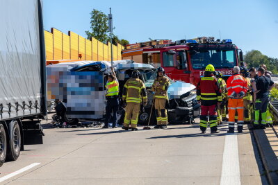 Vollsperrung: Tödlicher Unfall auf A72 im Erzgebirge - Auf der A72 in Richtung Hof hat sich am Dienstagmorgen ein schwerer Verkehrsunfall ereignet.  Foto: Niko Mutschmann