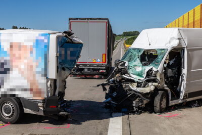 Vollsperrung: Tödlicher Unfall auf A72 im Erzgebirge - Auf der A72 in Richtung Hof hat sich am Dienstagmorgen ein schwerer Verkehrsunfall ereignet.  Foto: Niko Mutschmann