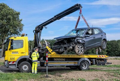 Vollsperrung und zwei Verletzte nach Crash an Unfallschwerpunkt - Bei dem Unfall der Feuerwehrangaben zufolge gegen 13 Uhr geschah, wurden zwei Personen verletzt und kamen mit Rettungswagen in ein Klinikum. Foto: xcitepress