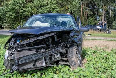 Vollsperrung und zwei Verletzte nach Crash an Unfallschwerpunkt - Bei dem Unfall der Feuerwehrangaben zufolge gegen 13 Uhr geschah, wurden zwei Personen verletzt und kamen mit Rettungswagen in ein Klinikum. Foto: xcitepress