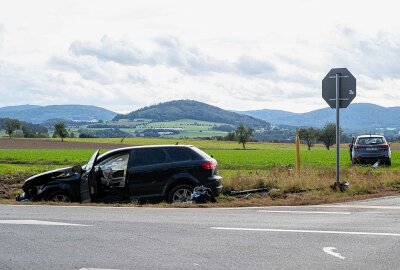 Vollsperrung und zwei Verletzte nach Crash an Unfallschwerpunkt - Bei dem Unfall der Feuerwehrangaben zufolge gegen 13 Uhr geschah, wurden zwei Personen verletzt und kamen mit Rettungswagen in ein Klinikum. Foto: xcitepress