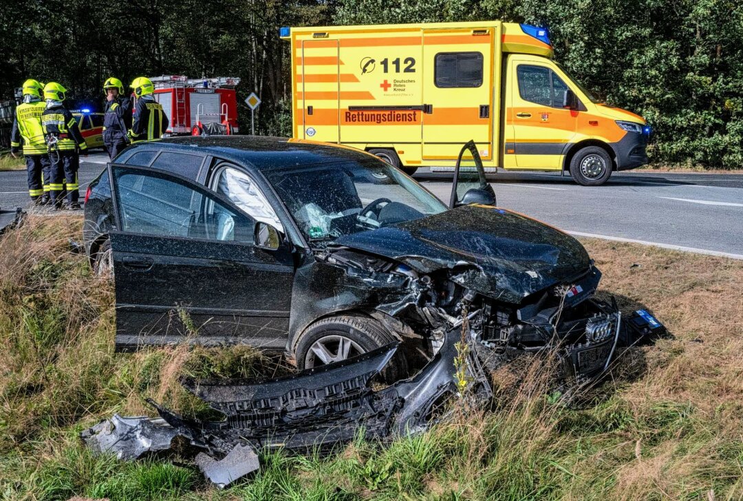 Vollsperrung und zwei Verletzte nach Crash an Unfallschwerpunkt - Bei dem Unfall der Feuerwehrangaben zufolge gegen 13 Uhr geschah, wurden zwei Personen verletzt und kamen mit Rettungswagen in ein Klinikum. Foto: xcitepress