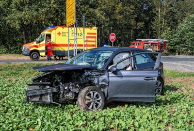 Vollsperrung und zwei Verletzte nach Crash an Unfallschwerpunkt - Bei dem Unfall der Feuerwehrangaben zufolge gegen 13 Uhr geschah, wurden zwei Personen verletzt und kamen mit Rettungswagen in ein Klinikum. Foto: xcitepress