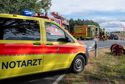 Vollsperrung und zwei Verletzte nach Crash an Unfallschwerpunkt - Bei dem Unfall der Feuerwehrangaben zufolge gegen 13 Uhr geschah, wurden zwei Personen verletzt und kamen mit Rettungswagen in ein Klinikum. Foto: xcitepress