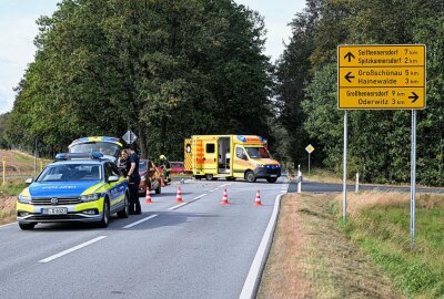 Vollsperrung und zwei Verletzte nach Crash an Unfallschwerpunkt - Bei dem Unfall der Feuerwehrangaben zufolge gegen 13 Uhr geschah, wurden zwei Personen verletzt und kamen mit Rettungswagen in ein Klinikum. Foto: xcitepress