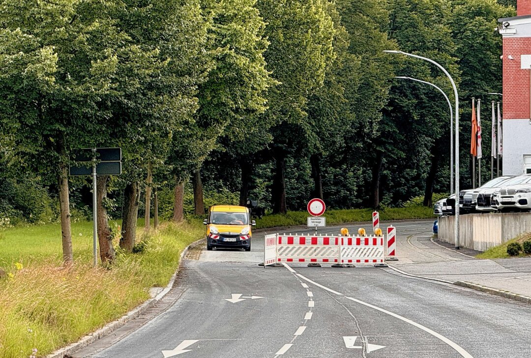 Vollsperrung wegen Bauarbeiten im Erzgebirge: Harte Geduldsproben für Autofahrer - Unter Vollsperrung laufen Straßensanierungsmaßnahmen an der B169 / Kobaltstraße in Schneeberg. Foto: Ralf Wendland