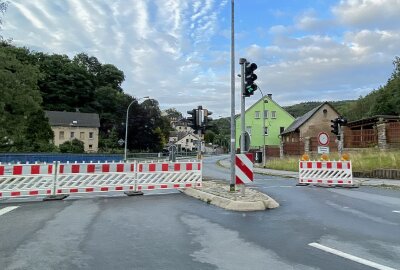 Vollsperrung wegen Bauarbeiten im Erzgebirge: Harte Geduldsproben für Autofahrer - Unter Vollsperrung laufen Straßensanierungsmaßnahmen an der B169 / Kobaltstraße in Schneeberg. Foto: Ralf Wendland