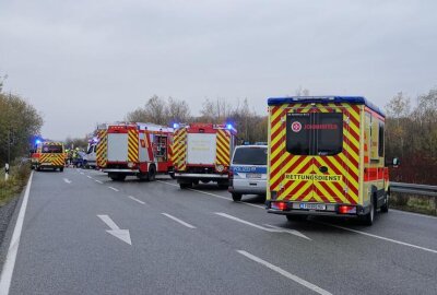 Vollsperrung: Zwei Verletzte nach Kollision auf sächsischer Staatsstraße - Es kam zu einer Kollision zwischen zwei Fahrzeugen.