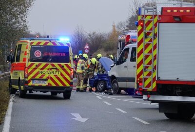 Vollsperrung: Zwei Verletzte nach Kollision auf sächsischer Staatsstraße - Die S175 war gesperrt.