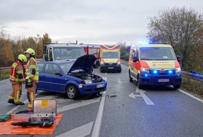 Vollsperrung: Zwei Verletzte nach Kollision auf sächsischer Staatsstraße - Zwei Personen wurden mit Verletzungen ins Krankenhaus eingeliefert.