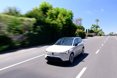 Volvo fährt mit dem EX90 in die Elektro-Oberklasse - Volvo bringt im Oktober den elektrischen EX90 auf den Markt, einen großen Geländewagen ab 83.700 Euro.