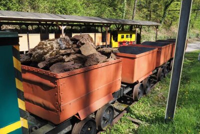 Vom Hochofen in die Natur: Auf dem Minett-Trail in Luxemburg - Ausrangiert: eine alte Lore im Außenbereich des Museums der Mine Cockerill.