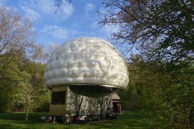 Vom Hochofen in die Natur: Auf dem Minett-Trail in Luxemburg - "Pump it up!" - so heißt eine der ungewöhnlichen Übernachtungsmöglichkeiten am Trail in Esch-sur-Alzette. Das Dach der Bleibe ist aufblasbar.