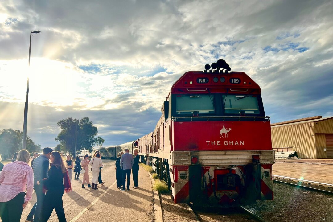 Vom Kamel zum Luxuszug: Wie "The Ghan" das Outback eroberte - Zwischenstation im Outback-Ort Alice Springs: die ikonische rote Lokomotive des "Ghan".