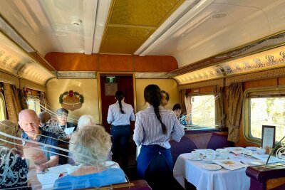 Vom Kamel zum Luxuszug: Wie "The Ghan" das Outback eroberte - Das Restaurant "Adelaide Queen" im Ghan bietet Drei-Gänge-Menüs und hervorragende Weine.