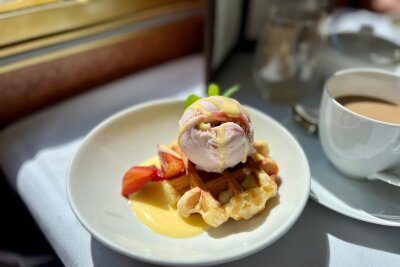 Vom Kamel zum Luxuszug: Wie "The Ghan" das Outback eroberte - Die Küche im "Ghan" ist mit Hingabe zubereitet, wie bei diesem Dessert.