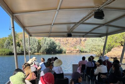 Vom Kamel zum Luxuszug: Wie "The Ghan" das Outback eroberte - Ausflüge zählen zum Programm der Zugreise: So können die Passagiere im Nitmiluk-Nationalpark ins Ausflugsboot umsteigen.