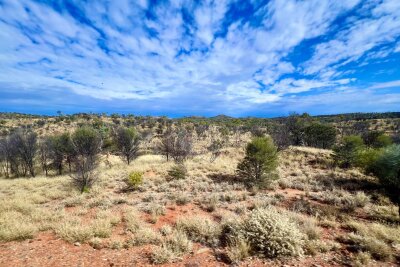 Vom Kamel zum Luxuszug: Wie "The Ghan" das Outback eroberte - Blick aus dem Zugfenster: rote Erde und die Weiten Australiens im Northern Territory, hier kurz vor dem Outback-Ort Alice Springs.