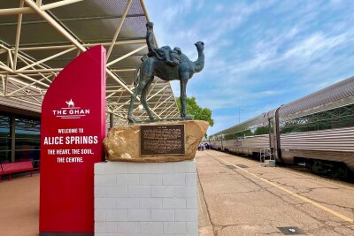 Vom Kamel zum Luxuszug: Wie "The Ghan" das Outback eroberte - In Alice Springs erinnert eine Kamelskulptur mit einer Gedenktafel an die Geschichte von "The Ghan".