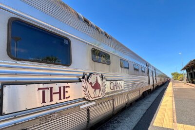 Vom Kamel zum Luxuszug: Wie "The Ghan" das Outback eroberte - Bei einem Zwischenstopp am Bahnhof von Katherine: Der "Ghan" reicht scheinbar bis zum Horizont.