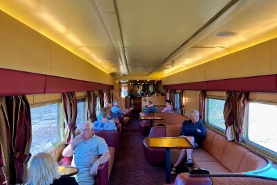 Vom Kamel zum Luxuszug: Wie "The Ghan" das Outback eroberte - Warten auf den Cocktail mit Premiumblick auf die vorbeiziehende Landschaft: in der Lounge des "Ghan".