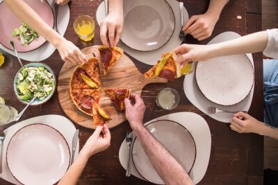 Vom Kneten bis zum Backen: Neapolitanische Pizza selber machen - Perfektes Familienessen: Kommt Pizza auf den Tisch, greifen alle gern zu.